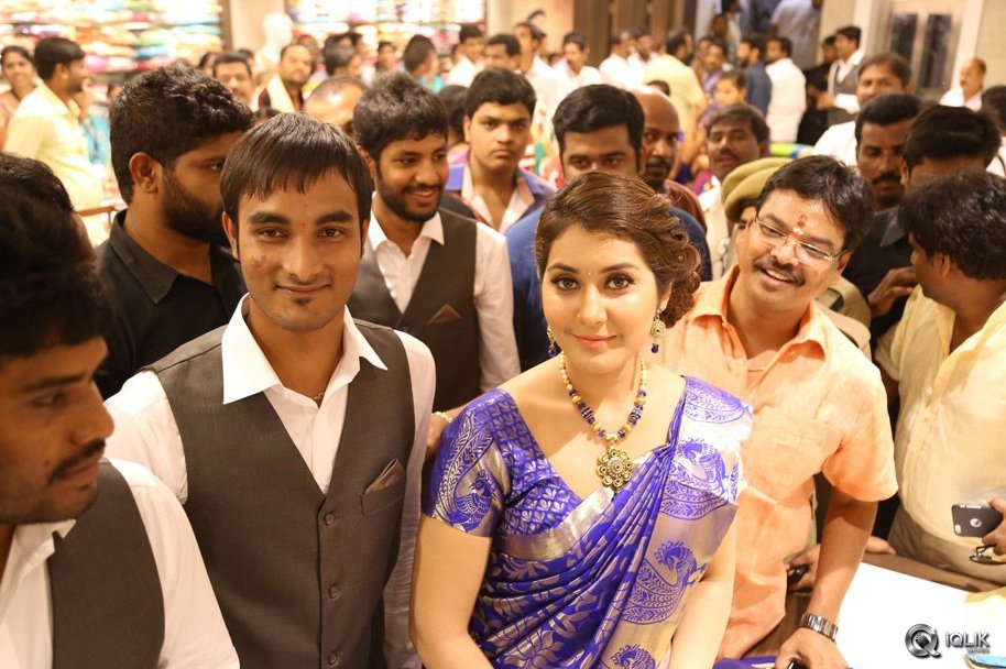 Raashi-Khanna-Launches-Kasam-Pullaiah-Cloth-Merchant-in-Warangal